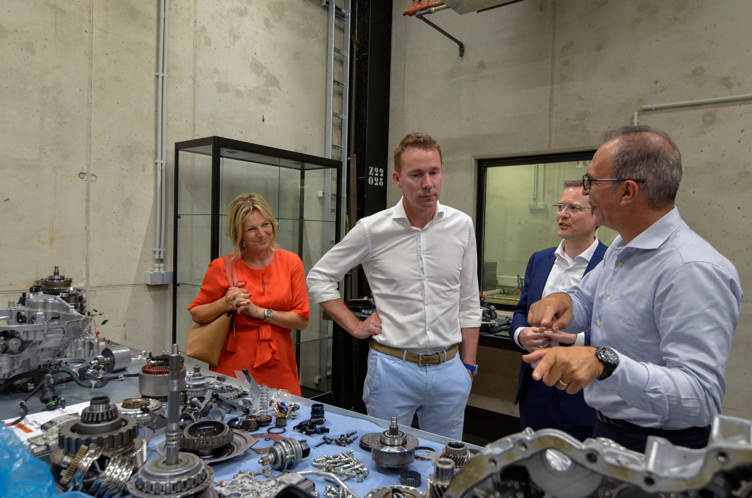 Minister of innovation and mayor visit Punch Powertrain: Dialogue on boosting Flanders’ innovation power